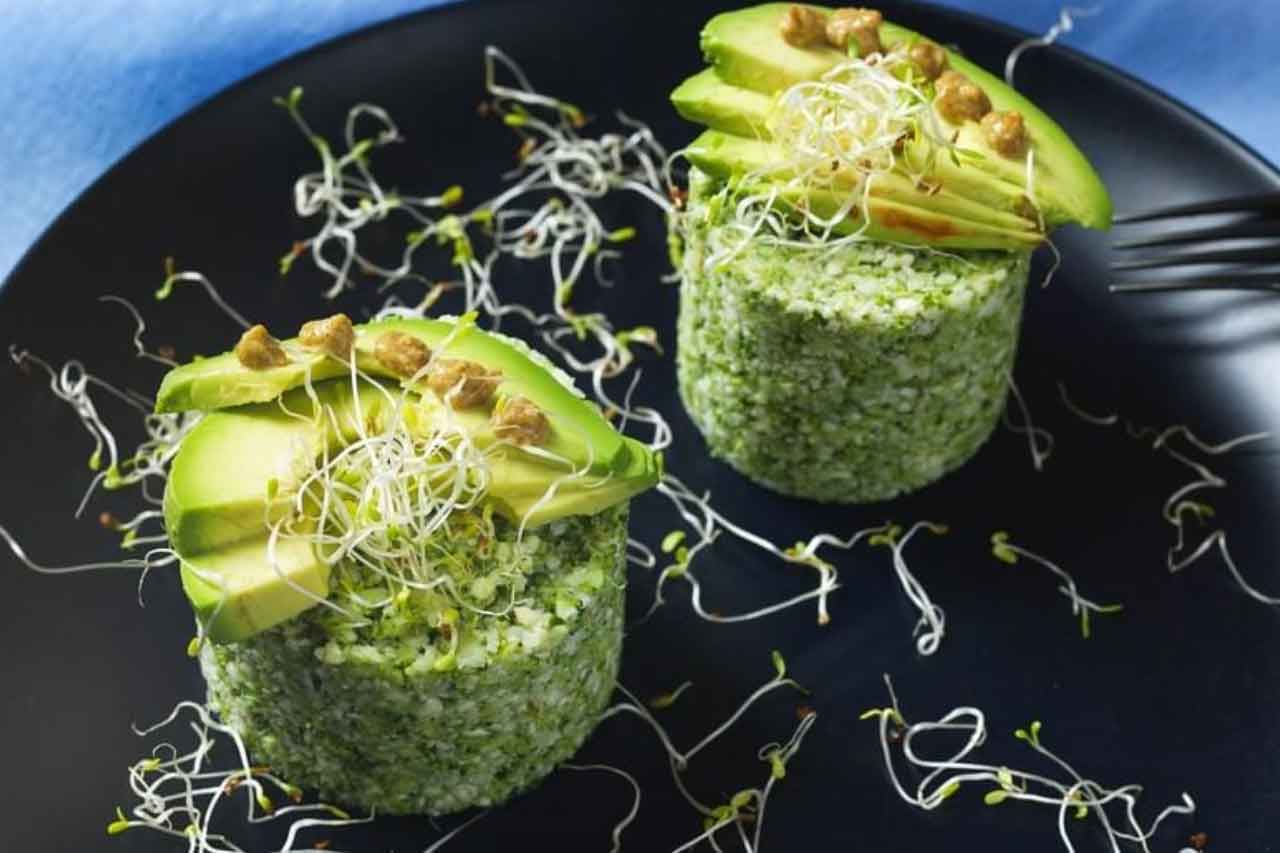 Couscous de couve flor e brócolis com avocado e creme de curry