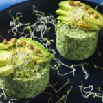 Couscous de couve flor e brócolis com avocado e creme de curry